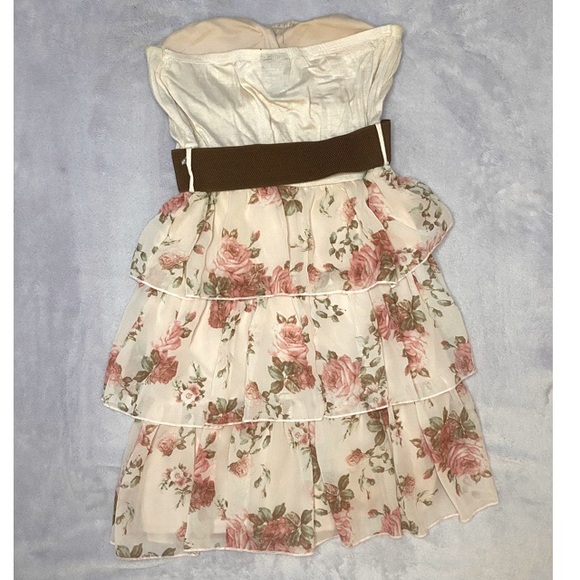 Rue 21, Size Medium, Cream Flower Pattern - Picture 2 of 2